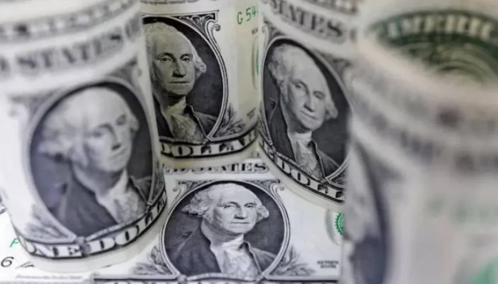 المخاوف التجارية تُضعف الدولار وترفع رهانات التيسير النقدي
