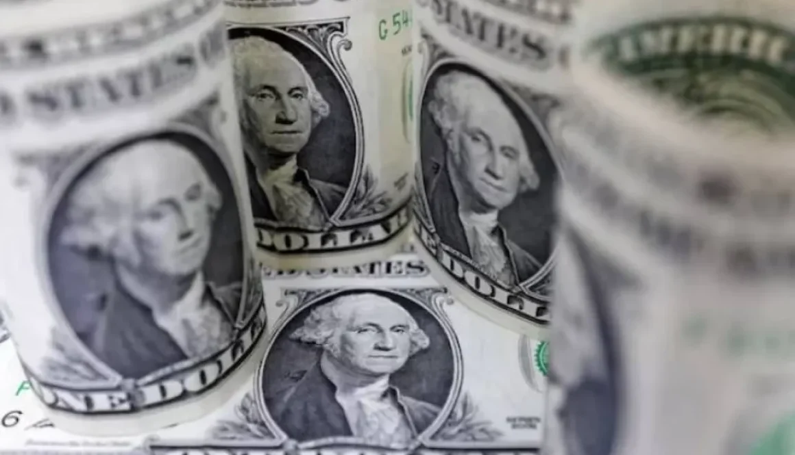 المخاوف التجارية تُضعف الدولار وترفع رهانات التيسير النقدي