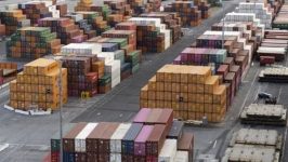 عجز الميزانية الأميركية يستقر عند 1.8 تريليون دولار رغم قفزة إيرادات الرسوم عجز الميزانية الأميركية يستقر عند 1.8 تريليون دولار رغم قفزة إيرادات الرسوم