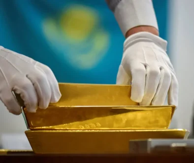 ما الذي دفع الذهب إلى تسجيل أكبر هبوط يومي منذ 2020؟