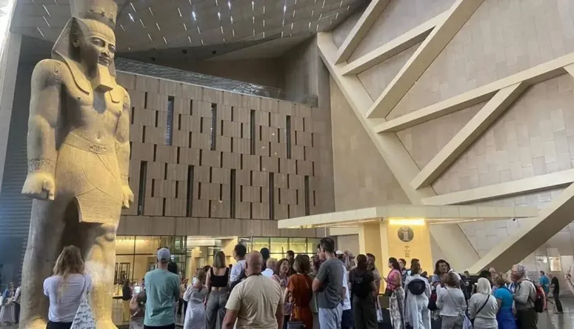 افتتاح المتحف الكبير ينعش الدولار في البنوك المصرية.. كيف يحدث ذلك؟