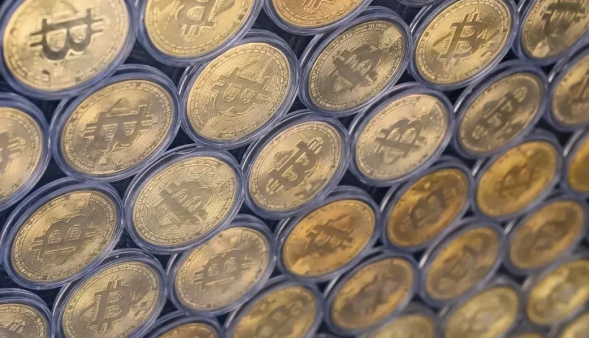 البتكوين يهبط إلى أقل من 90 ألف دولار وسط تراجع معنويات المستثمرين