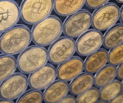 البتكوين يهبط إلى أقل من 90 ألف دولار وسط تراجع معنويات المستثمرين