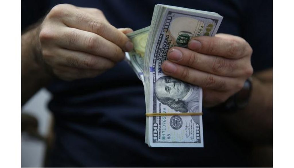 الدولار يحافظ على قوته ترقبا لسياسة نقدية ميسرة