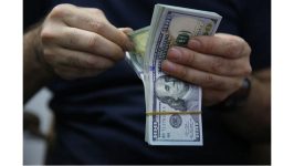 الدولار يحافظ على قوته ترقبا لسياسة نقدية ميسرة