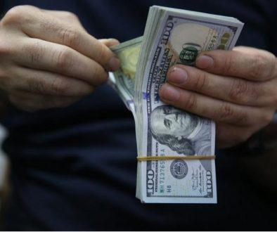 الدولار يحافظ على قوته ترقبا لسياسة نقدية ميسرة