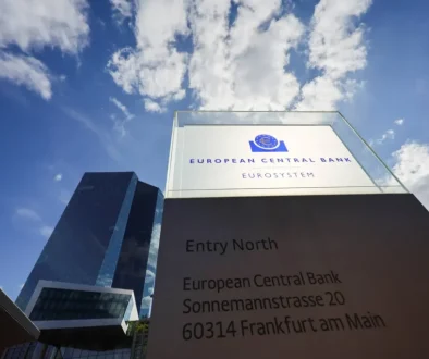 «المركزي الأوروبي» يحث بنوك اليورو على تعزيز سيولتها لمواجهة ضغوط الدولار