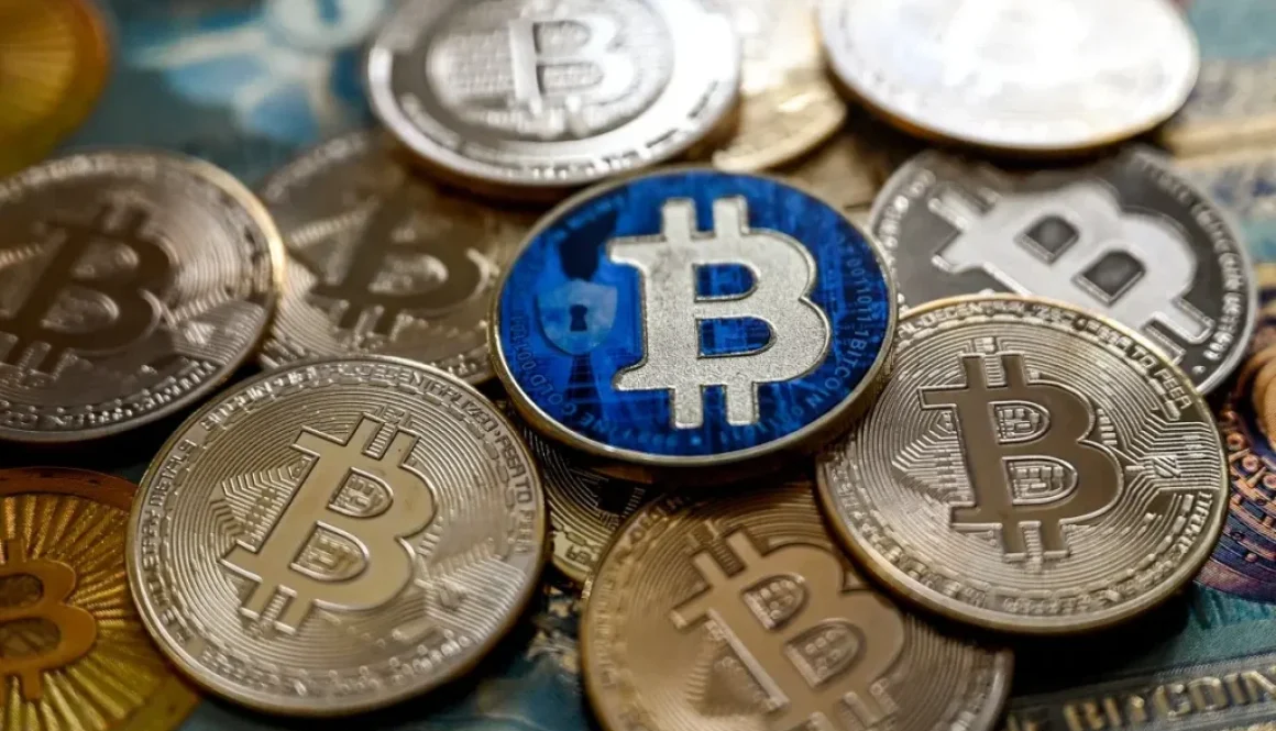 بتكوين تهبط دون 100 ألف دولار من جديد