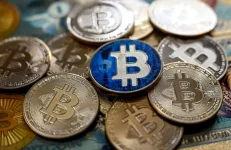 بتكوين تهبط دون 100 ألف دولار من جديد