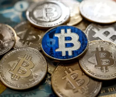 بتكوين تهبط دون 100 ألف دولار من جديد