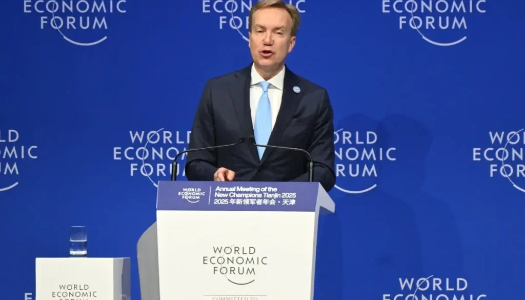 بينها الذكاء الاصطناعي.. رئيس المنتدى الاقتصادي العالمي يحذر من ثلاث فقاعات اقتصادية