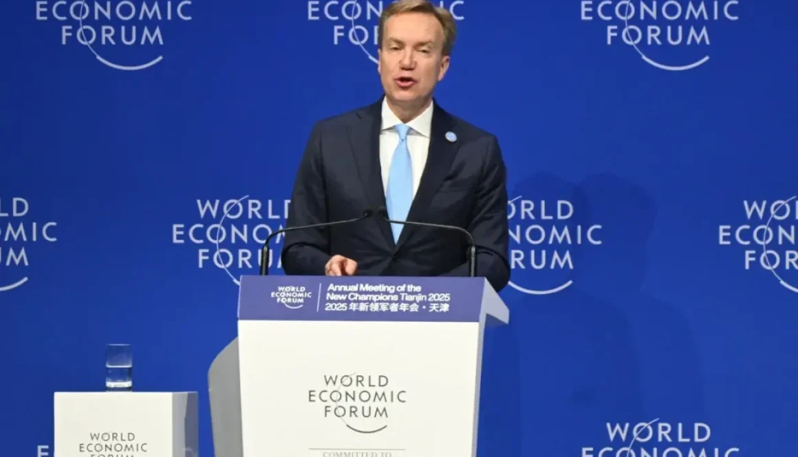 بينها الذكاء الاصطناعي.. رئيس المنتدى الاقتصادي العالمي يحذر من ثلاث فقاعات اقتصادية