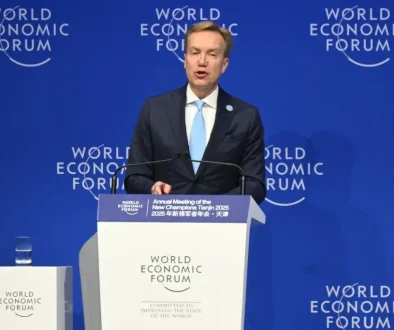 بينها الذكاء الاصطناعي.. رئيس المنتدى الاقتصادي العالمي يحذر من ثلاث فقاعات اقتصادية