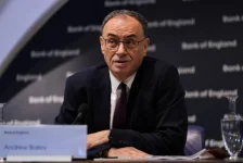محافظ «بنك إنجلترا» يحذر من فقاعة محتملة بسبب الذكاء الاصطناعي