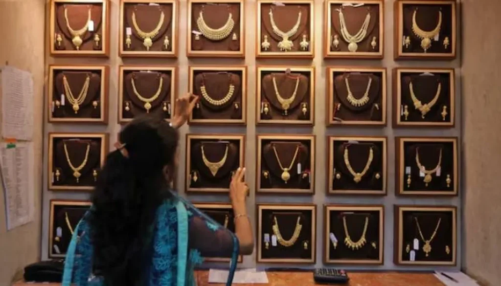 «يو بي إس» يرفع توقعات الذهب إلى 4500 دولار للأونصة منتصف 2026