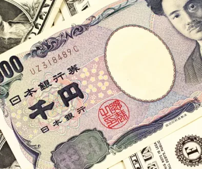 الدولار يحافظ على مكاسبه مقابل الإسترليني والين وسط ترقب قرارات بنوك مركزية