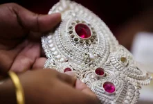 الفضة تلامس قمة تاريخية جديدة عند 63.59 دولار للأونصة