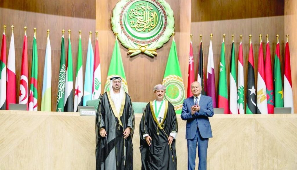 وزير المالية العماني يكرم بجائزة التميز الحكومي العربي