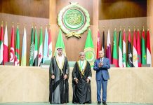 وزير المالية العماني يكرم بجائزة التميز الحكومي العربي