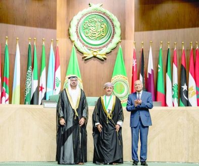 وزير المالية العماني يكرم بجائزة التميز الحكومي العربي