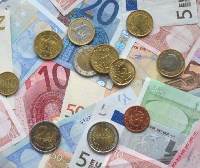 Euro_coins_and_banknotes_(cropped)