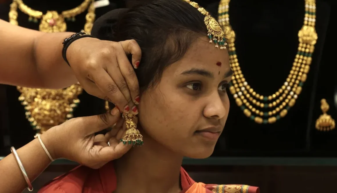 الذهب والفضة يواصلان التحليق مدفوعيَن بالطلب كملاذ آمن