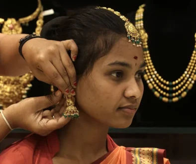 الذهب والفضة يواصلان التحليق مدفوعيَن بالطلب كملاذ آمن