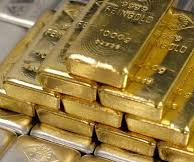 الذهب يتراجع من أعلى مستوى على الإطلاق.. والفضة تهبط 5%