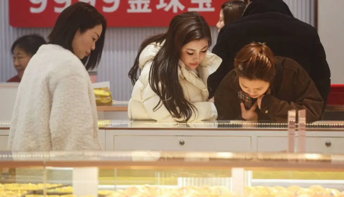 الذهب يقترب من 5600 دولار... والفضة تستهدف 120 دولاراً