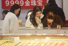 الذهب يقترب من 5600 دولار... والفضة تستهدف 120 دولاراً