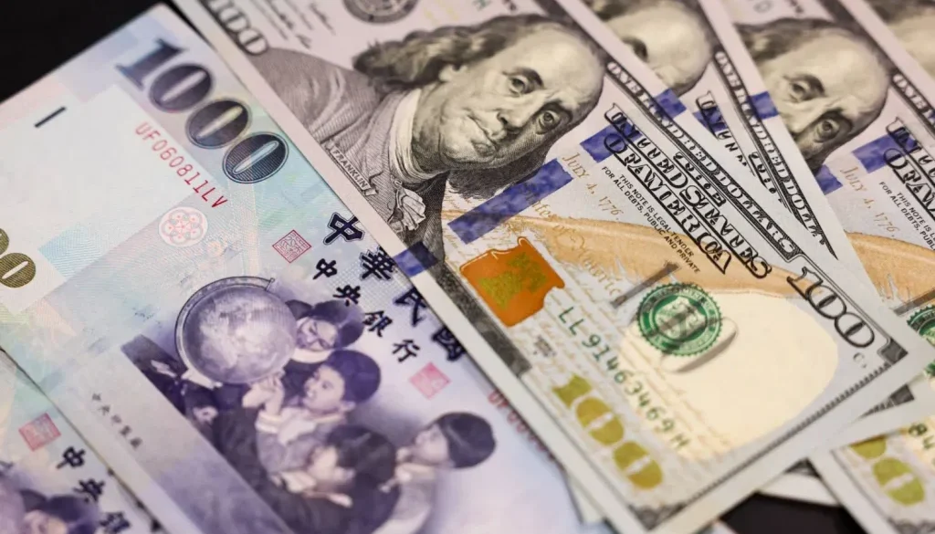 تصريحات ترمب تخفّض الدولار لأدنى مستوياته في 4 سنوات