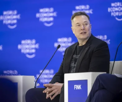 ماسك في «إطلالة دافوس» الذكاء الاصطناعي سيتجاوز عقل الإنسان بحلول نهاية 2026