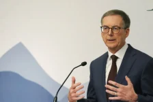 محافظ بنك كندا يحذر من صدمة اقتصادية