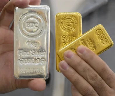 الذهب والفضة... من القمم التاريخية إلى الانهيار