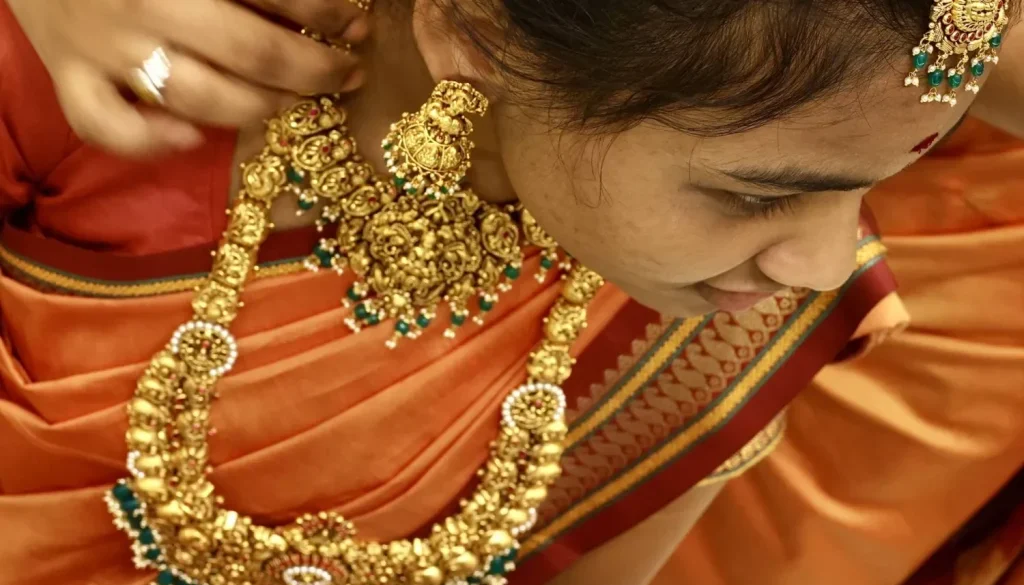 الذهب يكسر حاجز الـ5 آلاف دولار نزولاً وسط جني أرباح عنيف