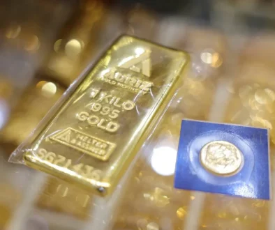 الذهب ينتفض مجدداً بمكاسب تتجاوز 3% مع تعطل البيانات الأميركية