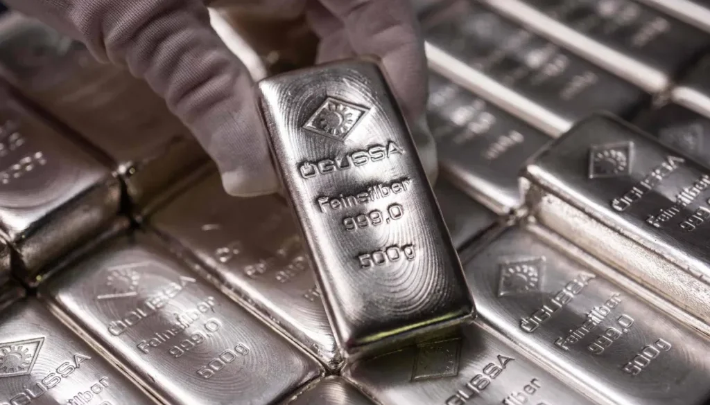 الفضة تنهار بأكثر من 15 %... والذهب يتراجع بـ3% في «خميس متقلب»