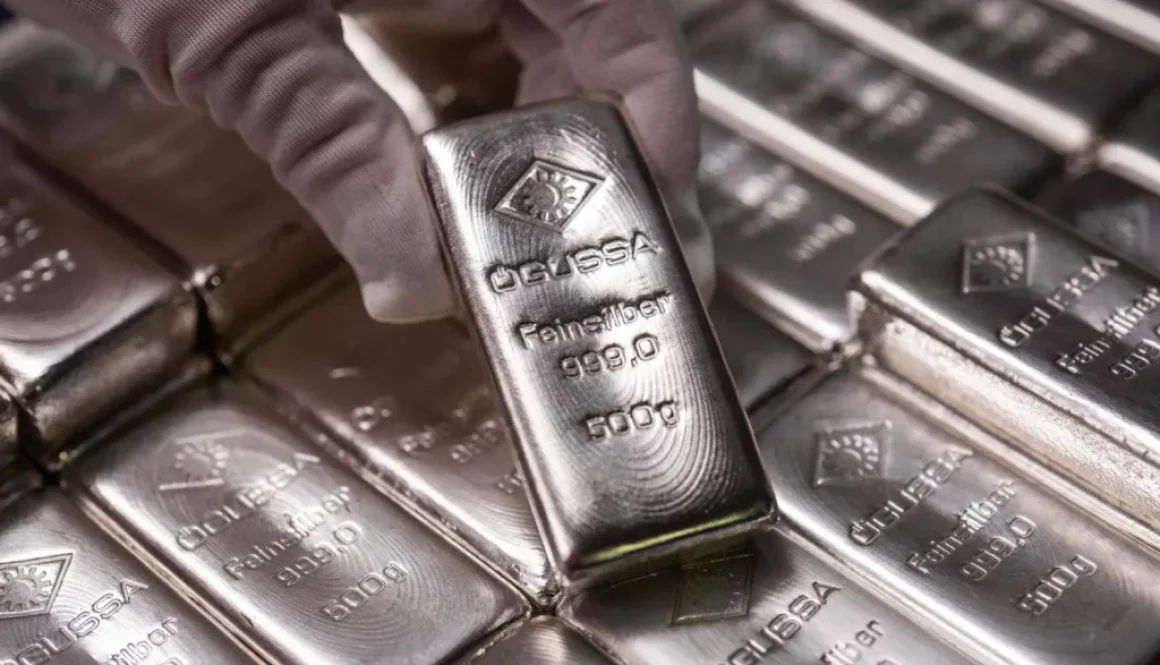 الفضة تنهار بأكثر من 15 %... والذهب يتراجع بـ3% في «خميس متقلب»