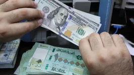 دولار اللبنانيين بـ٦٠ ألفا.. حلّ للرواتب بدل الضرائب