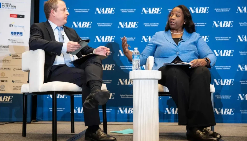 ليزا كوك الذكاء الاصطناعي قد يرفع البطالة... والفائدة ليست الحل