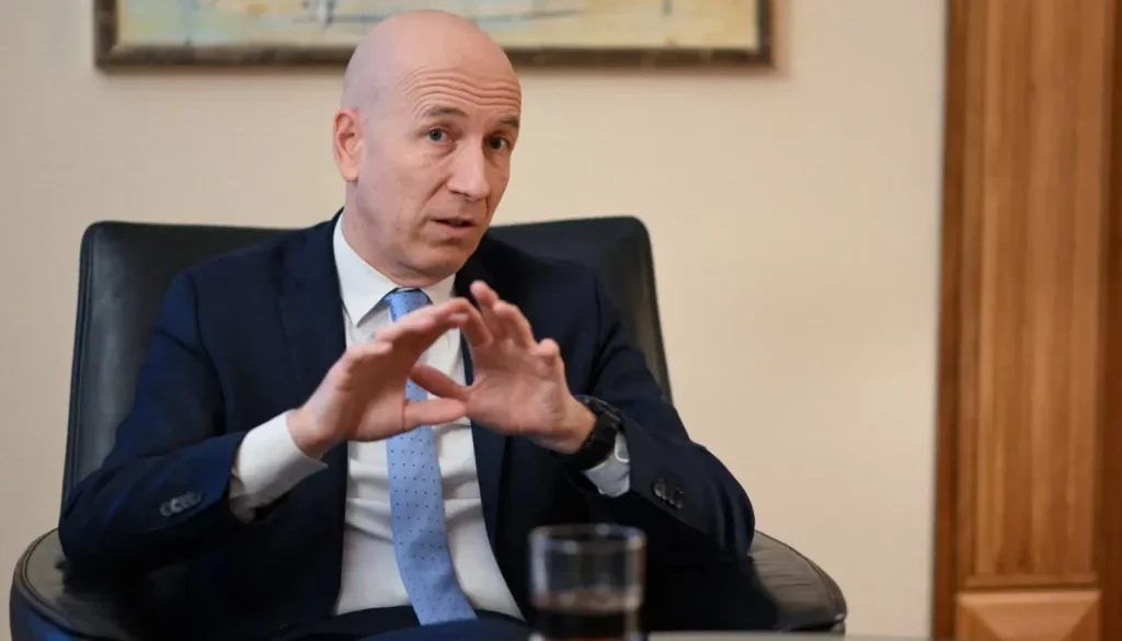 محافظ «المركزي النمساوي» على أوروبا الاستعداد لدور عالمي أكبر مع تراجع الدولار