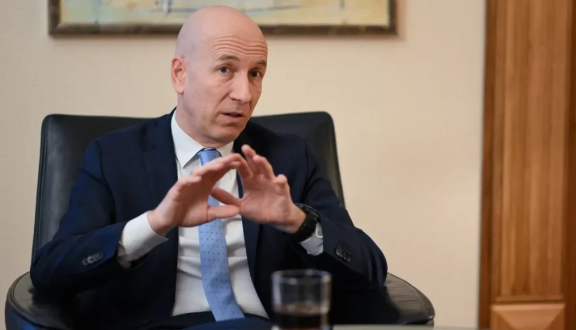 محافظ «المركزي النمساوي» على أوروبا الاستعداد لدور عالمي أكبر مع تراجع الدولار