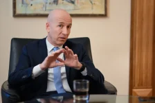 محافظ «المركزي النمساوي» على أوروبا الاستعداد لدور عالمي أكبر مع تراجع الدولار