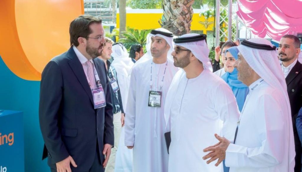 منصور بن محمد التجارة الرقمية ركيزة التحول الاقتصادي للإمارات