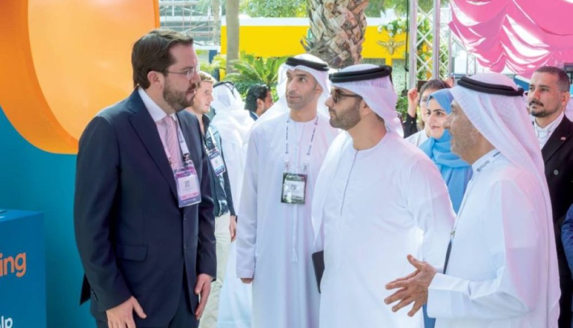 منصور بن محمد التجارة الرقمية ركيزة التحول الاقتصادي للإمارات