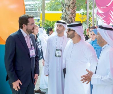 منصور بن محمد التجارة الرقمية ركيزة التحول الاقتصادي للإمارات