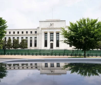 أهمُّ 7 بنوك بالعالم في «كماشة هرمز»... فهل تفرض صدمة الطاقة تشدداً نقدياً؟