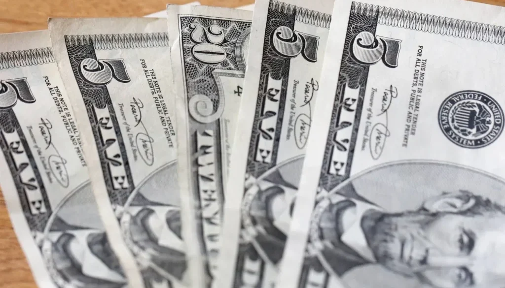 الدولار يكتسح الأسواق العالمية ويحلق قرب ذروة 2026