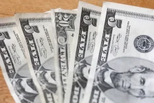 الدولار يكتسح الأسواق العالمية ويحلق قرب ذروة 2026