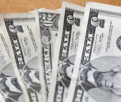 الدولار يكتسح الأسواق العالمية ويحلق قرب ذروة 2026